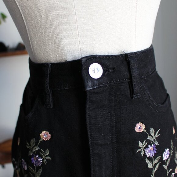 Black Denim Floral Embroidered Skirt - Picture 4 of 7